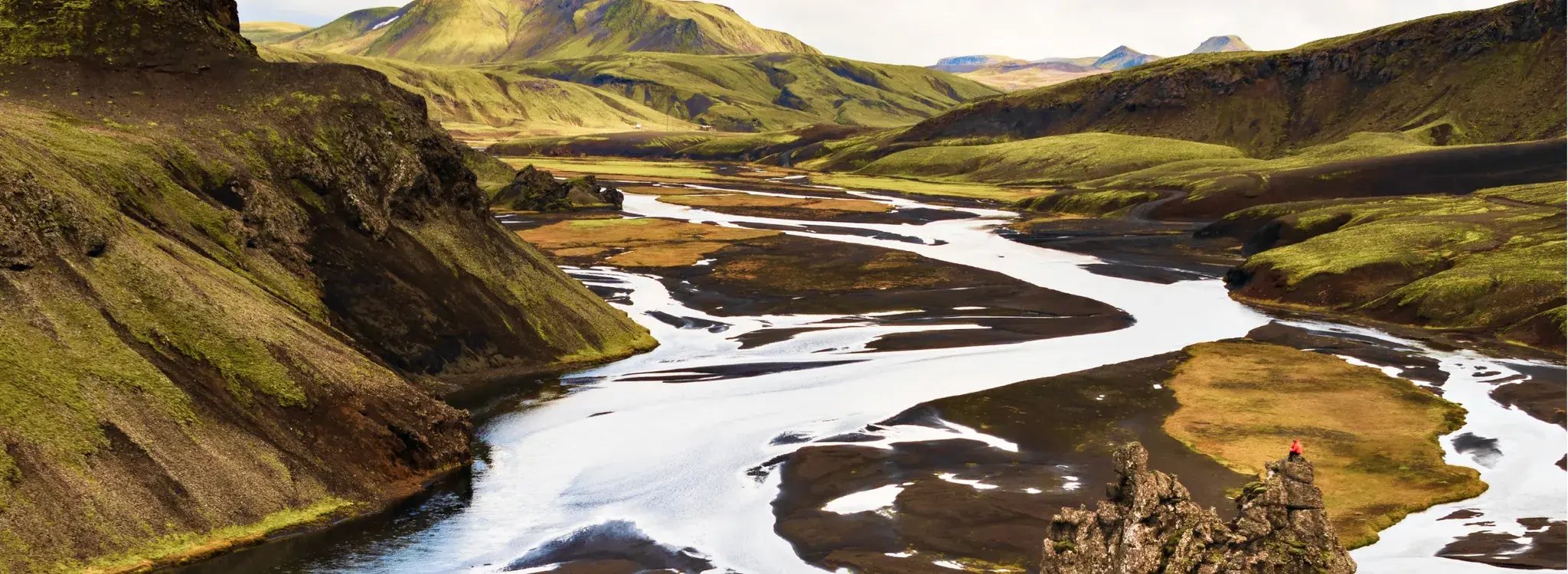 vertical-shot-mountain-highlands-region-iceland-with-cloudy-sky